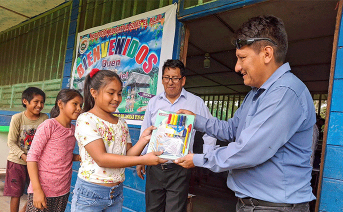 Entrega de kits escolares en El Pilar