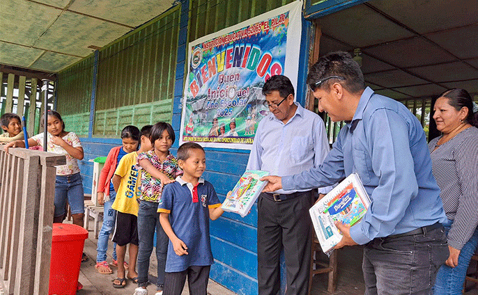 Representante municipal en actividad escolar