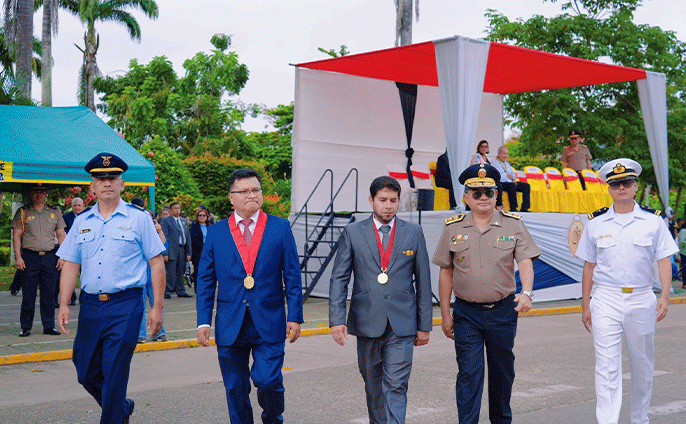 Izamiento de banderas en Tambopata