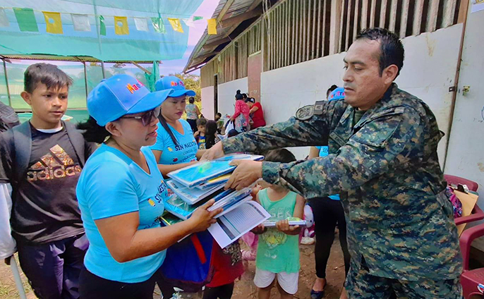 Entrega de kits escolares