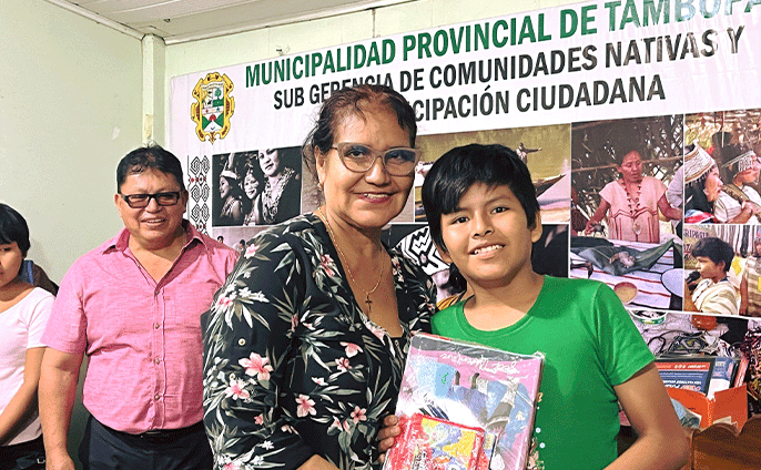 Niños de San Jacinto recibiendo kits escolares