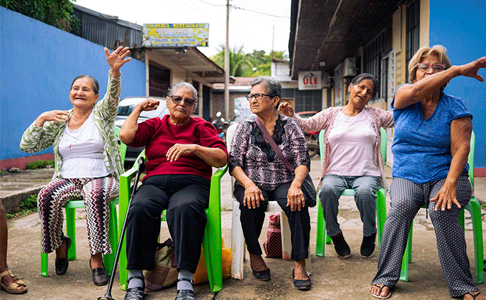 Adultos mayores en bailoterapia