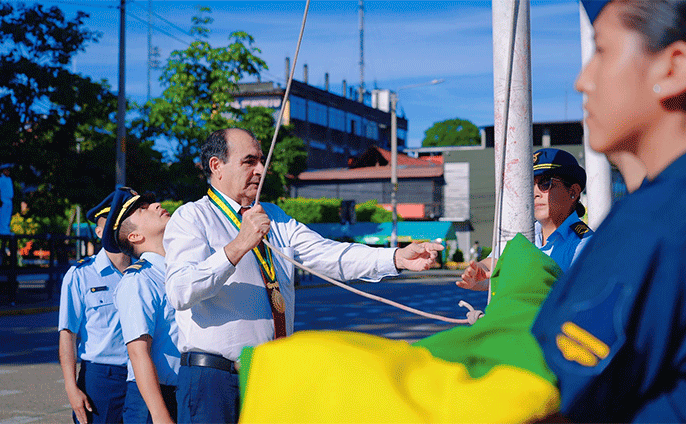 Participación de autoridades militares y civiles