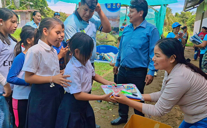 Niños con materiales educativos