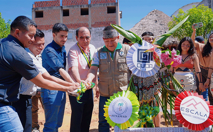Autoridades y representantes en la ceremonia
